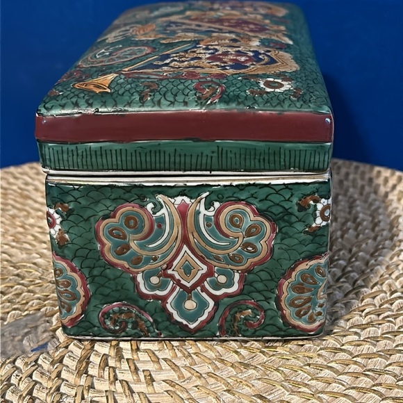 Antique Chinese Export Hand Painted Rectangular Porcelain Crest Box with Lid - Picture 5 of 7